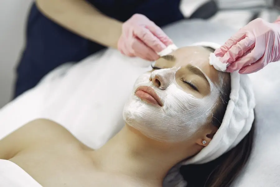 Higiene facial premium con mascarilla en el centro de estética de Gara Domínguez, Las Palmas de Gran Canaria